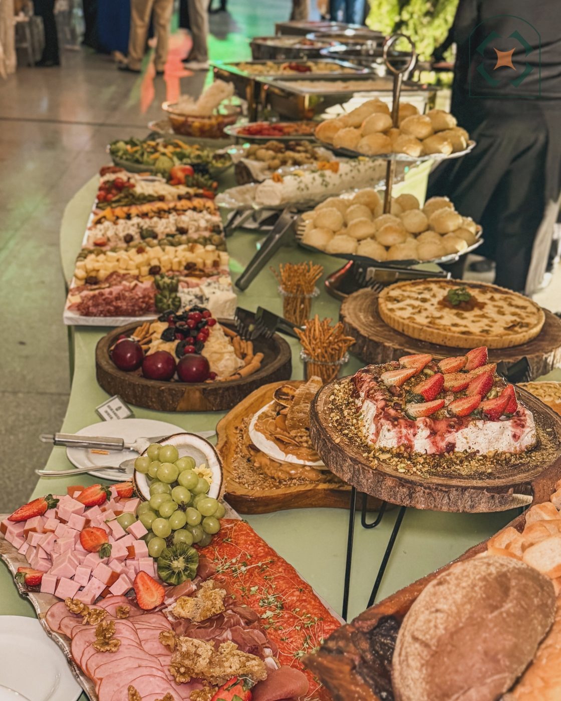 Ilha gastronômica com frutas e canela