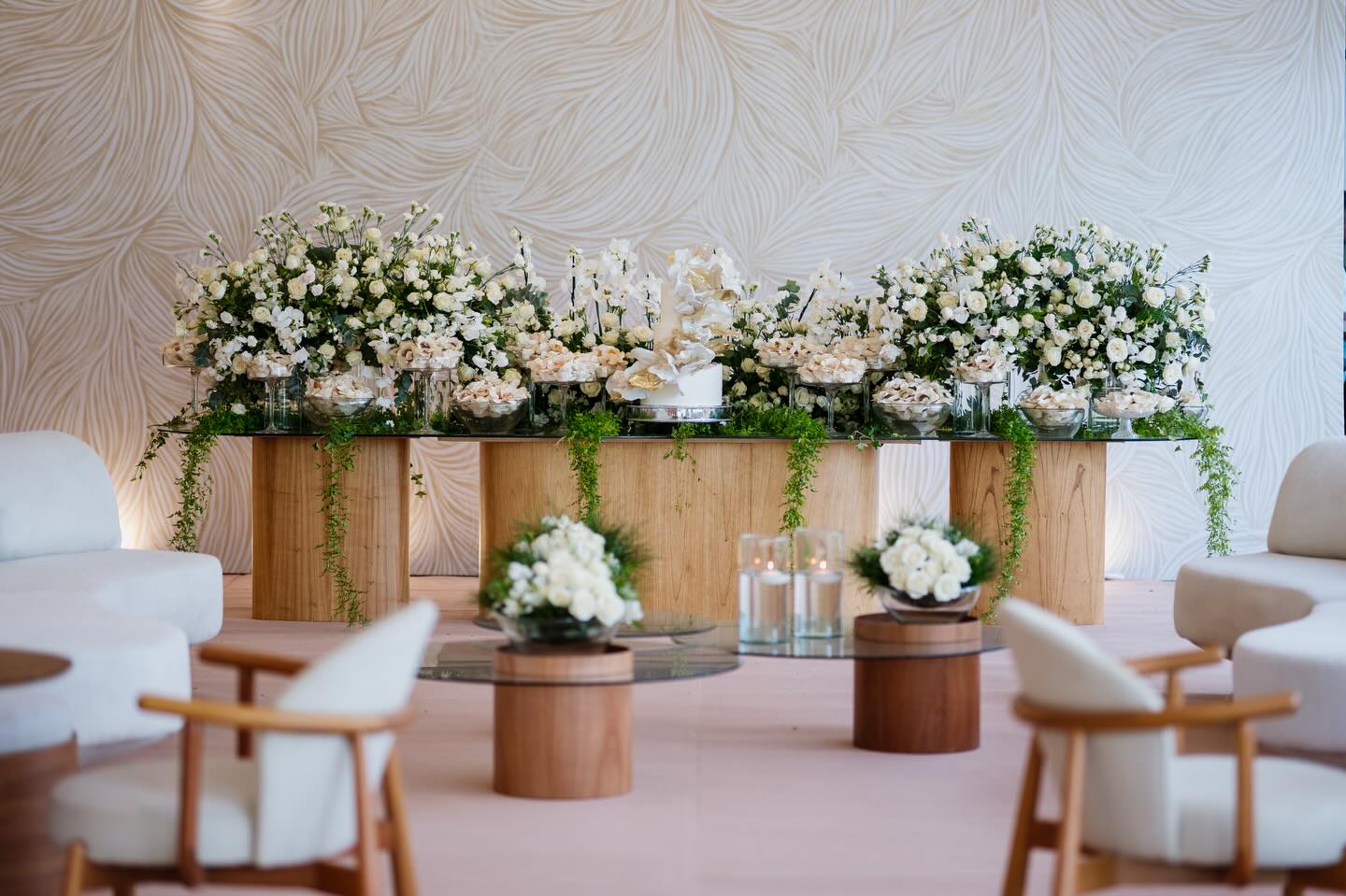 Recepção com decoração branca e verde