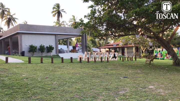 Salão coberto e jardim