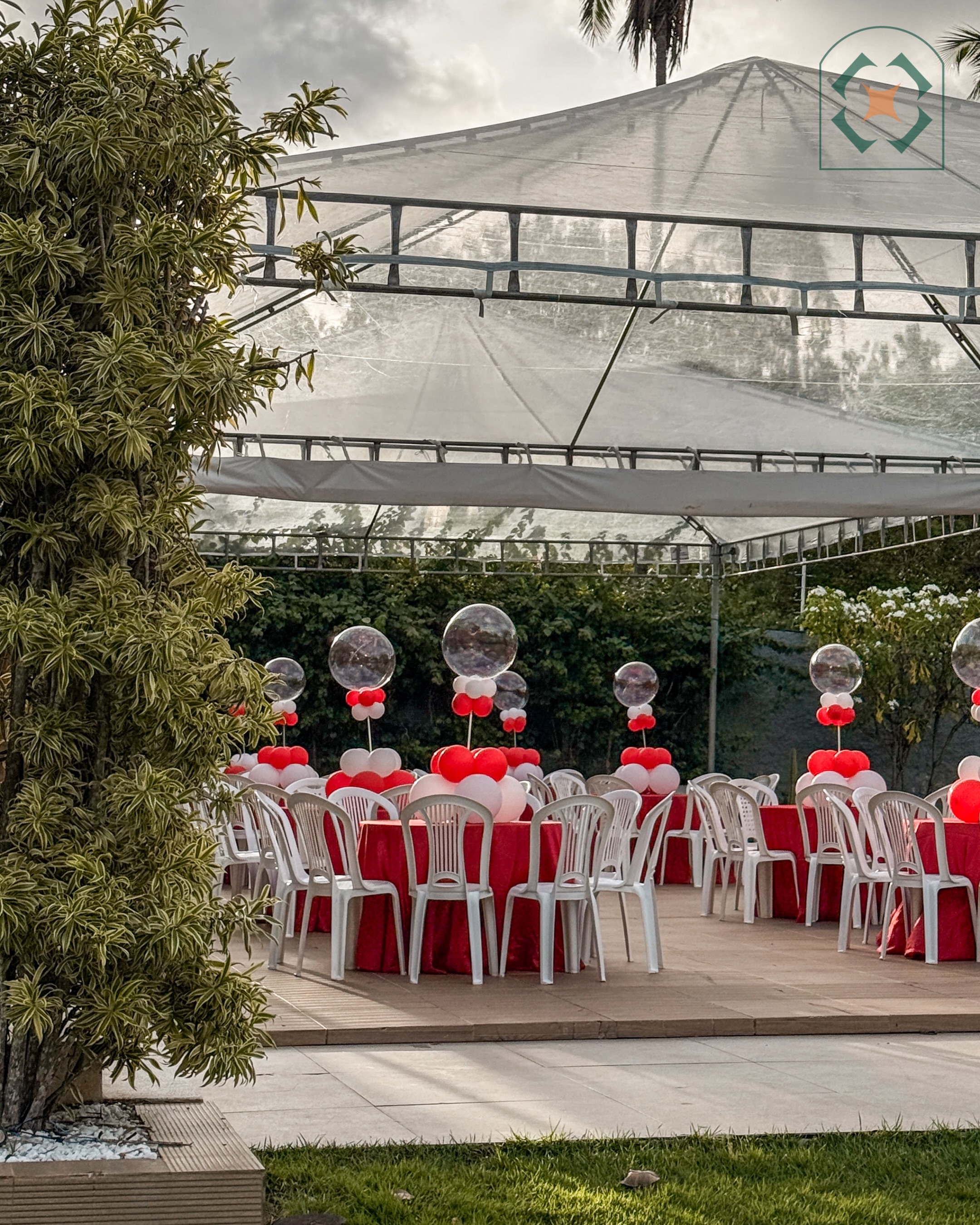 Tenda com mesas para evento