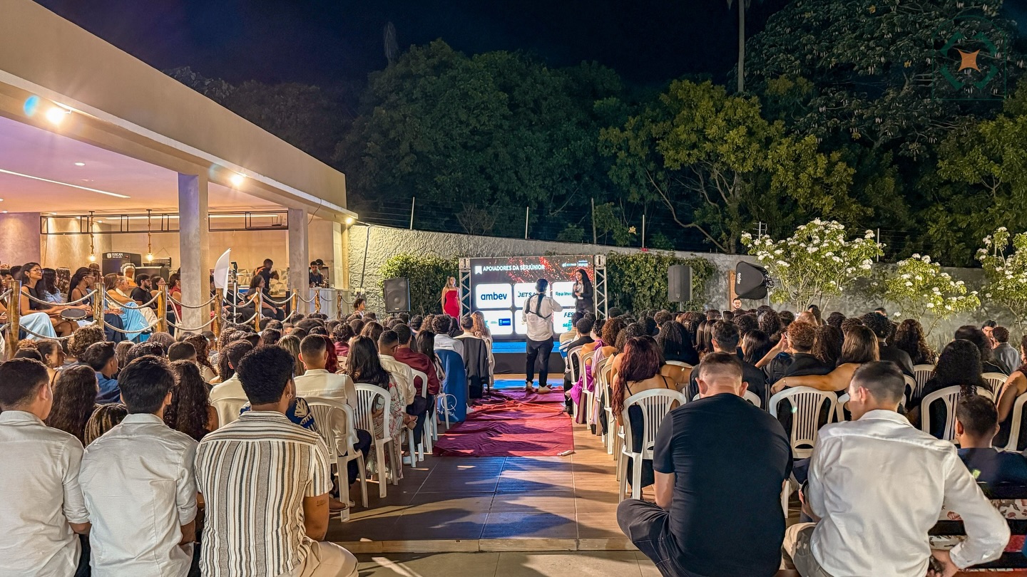 Plateia em evento no salão