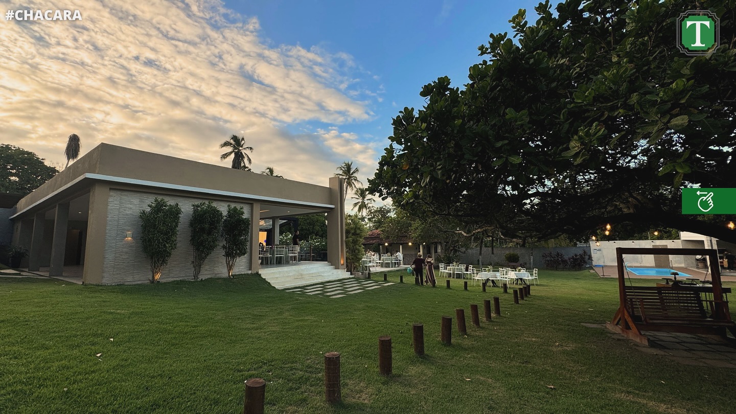 Salão coberto e jardim