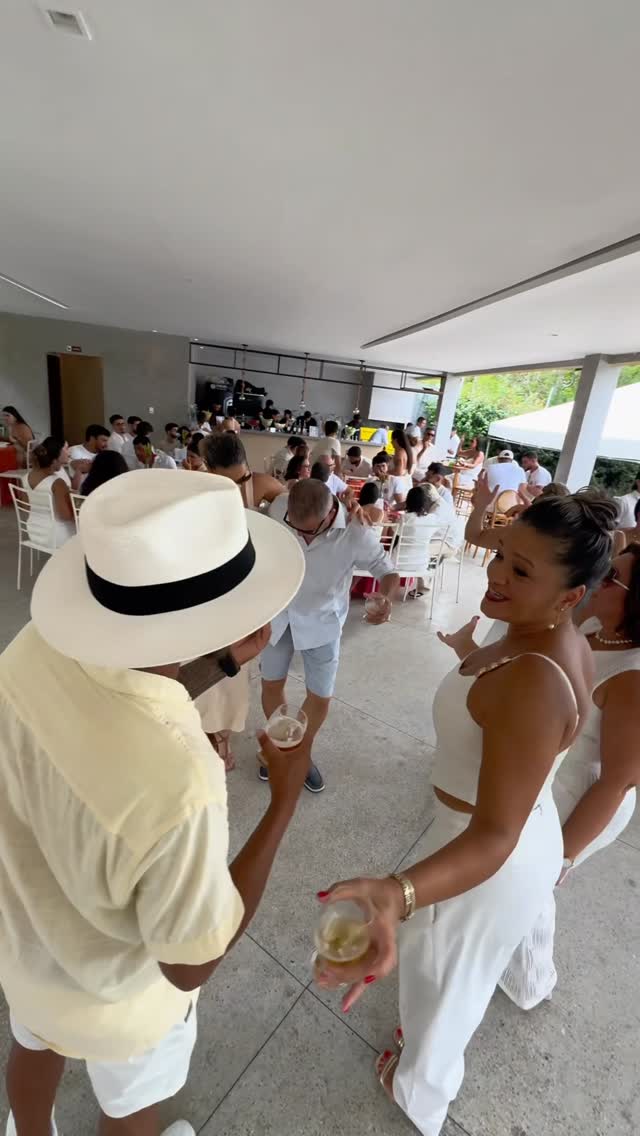 Convidados no salão coberto