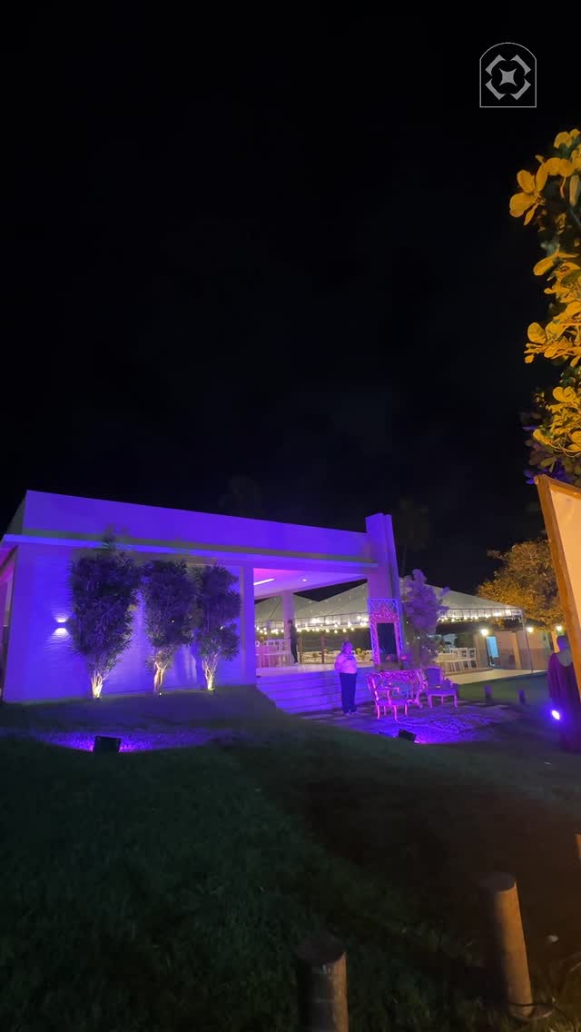 Salão iluminado à noite