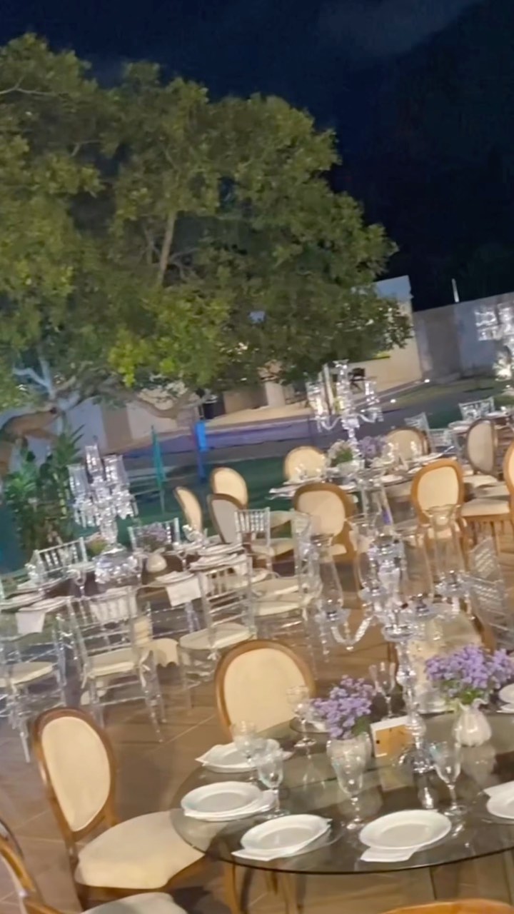 Mesa posta com decoração de cristais