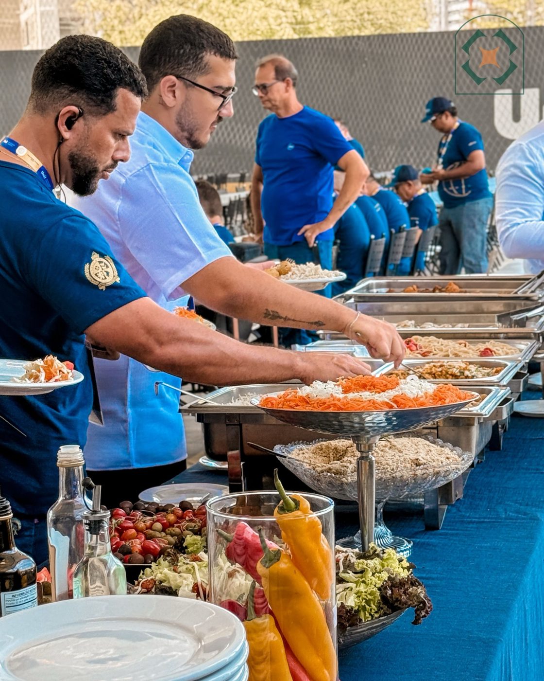 Equipe da Toscan servindo a refeição
